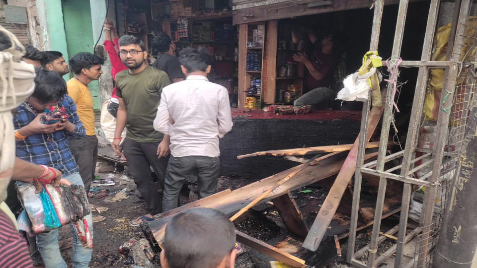 Goods worth lakhs burnt to ashes due to fire in shop due to short circuit in Firozabad