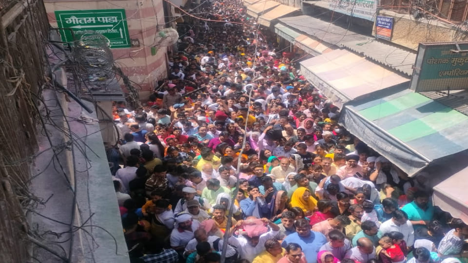 Chains worth more than two and a half lakhs were blown away in Banke Bihari and Radha Ballabh temples mathura