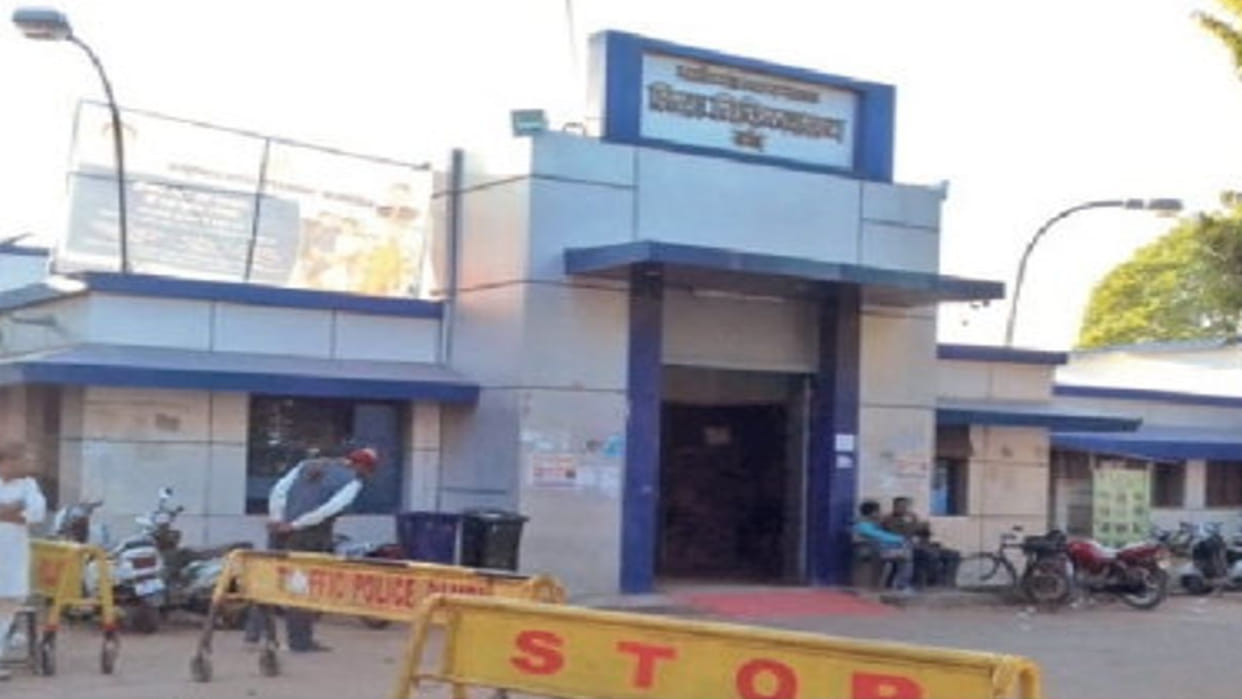 Controversy over gate pass in Damoh district hospital, security personnel accused of assault