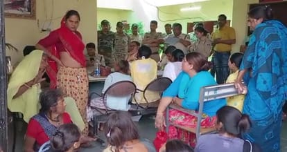 MP News: Battle of Gadi; More than 50 eunuchs arrived in a dozen vehicles, pelted sticks and stones