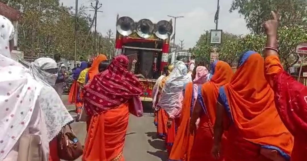 Ujjain: Unique protest of asha workers, band-baja and nagara played at former minister Paras Jain's house