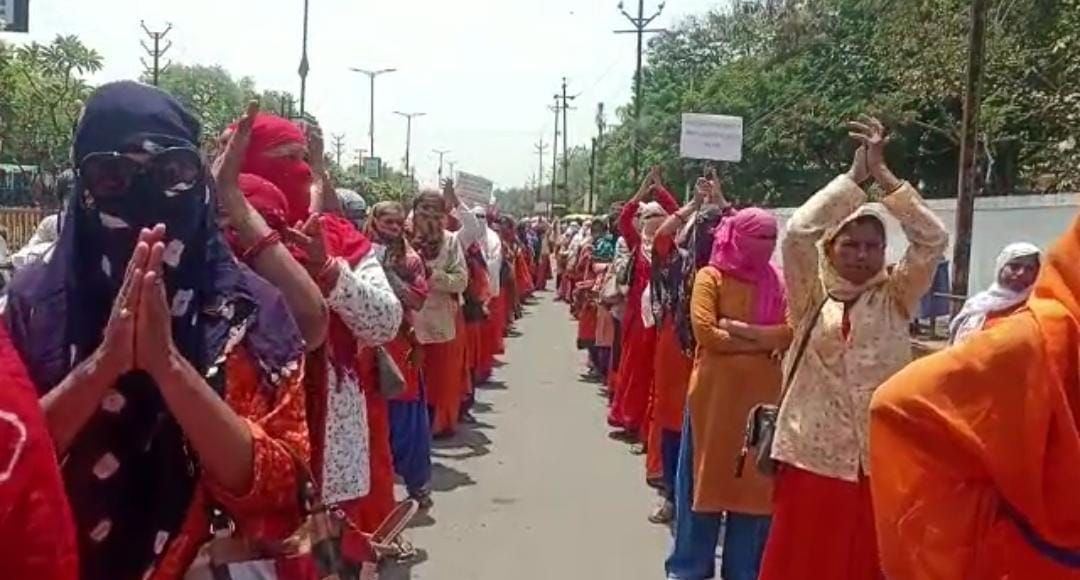 Ujjain: Unique protest of asha workers, band-baja and nagara played at former minister Paras Jain's house