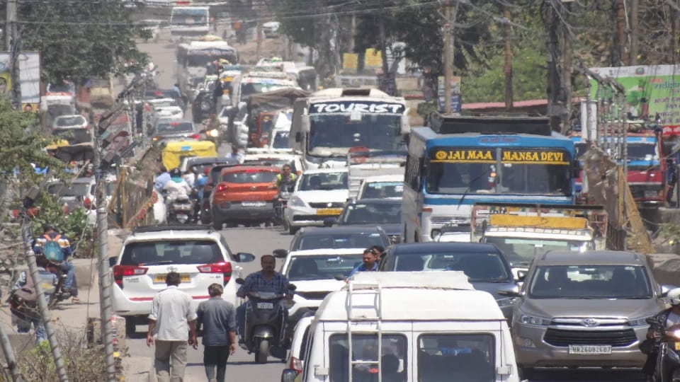Uttarakhand News Tourist crowd in haridwar and rishikesh traffic jam on weekend