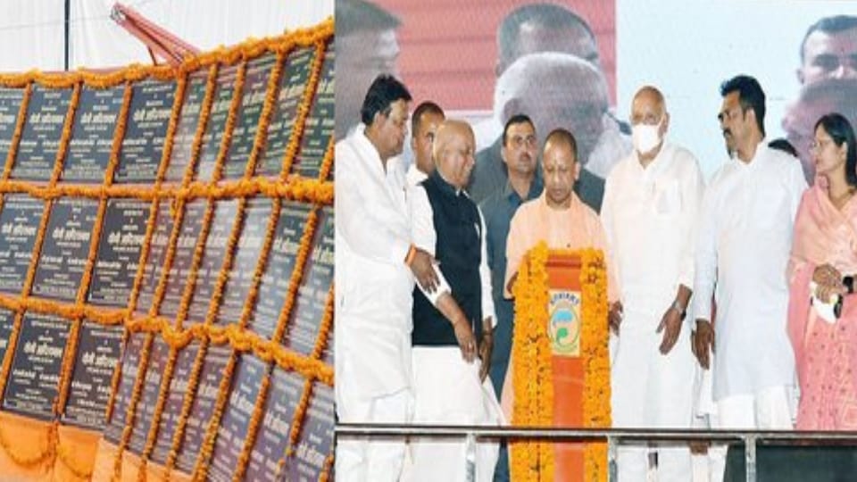 CM yogi in Gorakhpur gifts city many projects and lay foundation of crores of projects