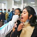 कोरोना जांच के सैंपल लेते डॉक्टर