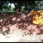 दीवार पर लिखे नारे।