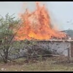 प्रदर्शनकारियों ने मकान में लगाई आग
