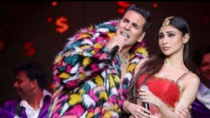 Akshay Kumar Video Viral From The Entertainers Tour 2023 Actor trolled for taking off his shirt and dancing