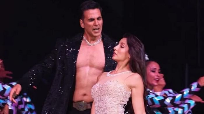 Akshay Kumar Video Viral From The Entertainers Tour 2023 Actor trolled for taking off his shirt and dancing