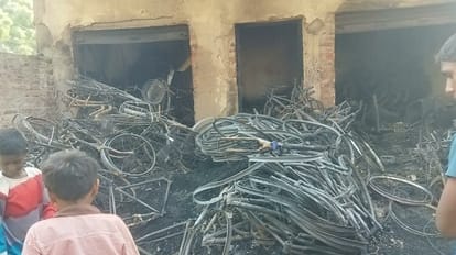 400 cycles burnt to ashes due to fire in  shop in mau