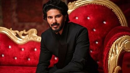 Dulquer Salman: मिरर सेल्फी पोस्ट कर दुलकर सलमान ने किया अगली फिल्म की तरफ इशारा, एक्साइटेड हुए फैंस Dulquer Salman slays in off duty mirror selfie Hints at a new makeover for next film Read here