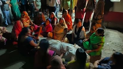 Varanasi: निजी अस्पताल में युवक की मौत, परिजनों ने रात में किया चक्का जाम, पुलिस ने समझा-बुझाकर कराया शांत Youth died in private hospital in varanasi family members jammed road at night