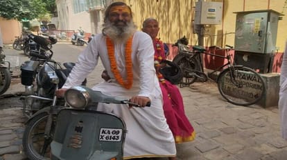 मॉडर्न श्रवण कुमार: नौकरी छोड़कर स्कूटर से 'यशोदा' को दुनिया दिखाने निकले 'कृष्ण', 62 हजार KM चलकर पहुंचे काशी Modern Shravan Kumar Leaving job Krishna set out to show world his Mother by scooter