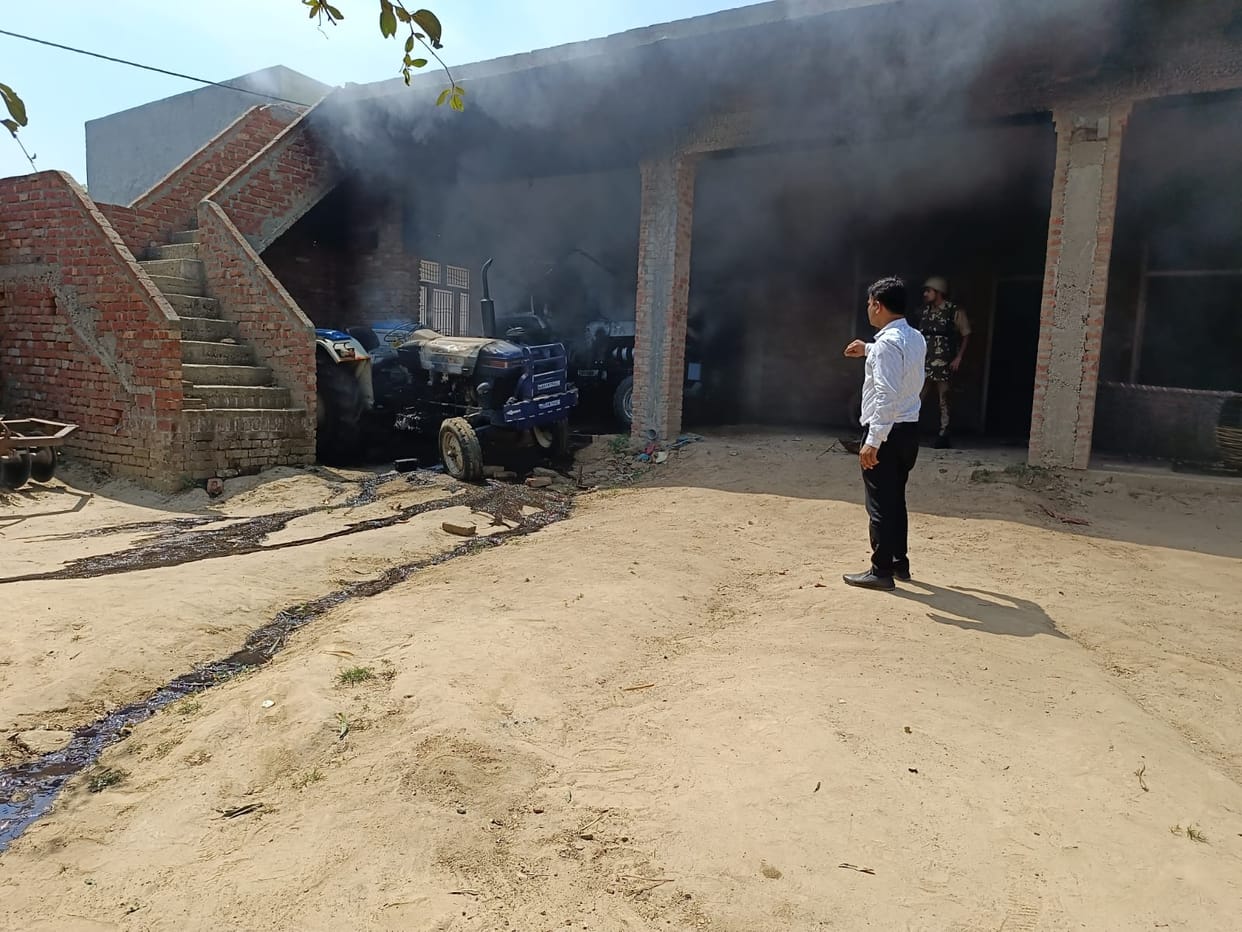 Houses were set on fire in front of the police after the murder of Vishu in Palda village of Meerut