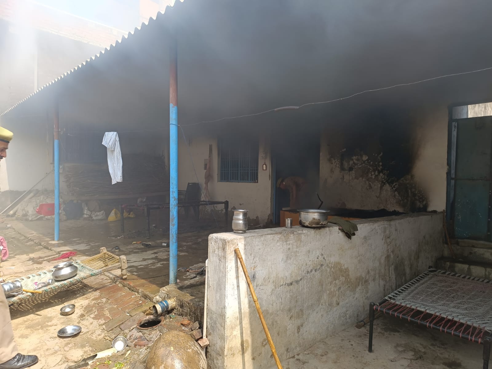 Houses were set on fire in front of the police after the murder of Vishu in Palda village of Meerut