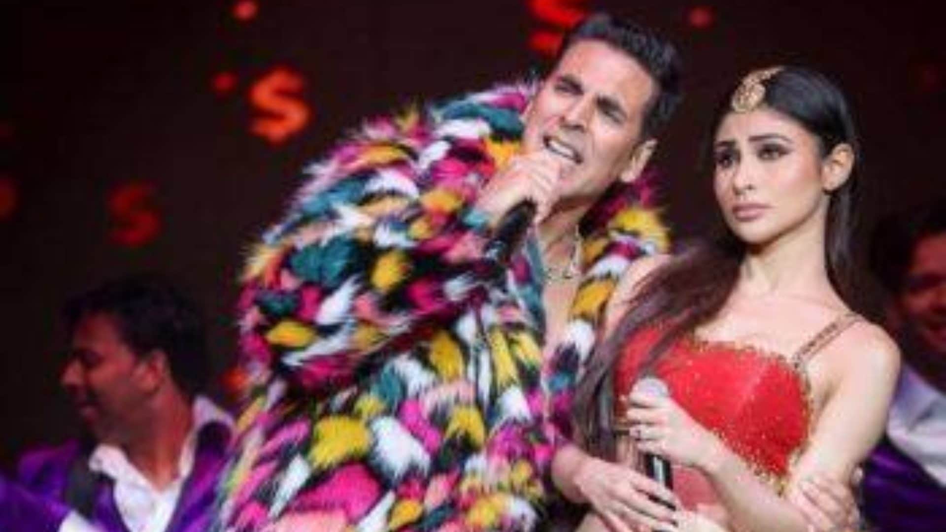 Akshay Kumar Video Viral From The Entertainers Tour 2023 Actor trolled for taking off his shirt and dancing
