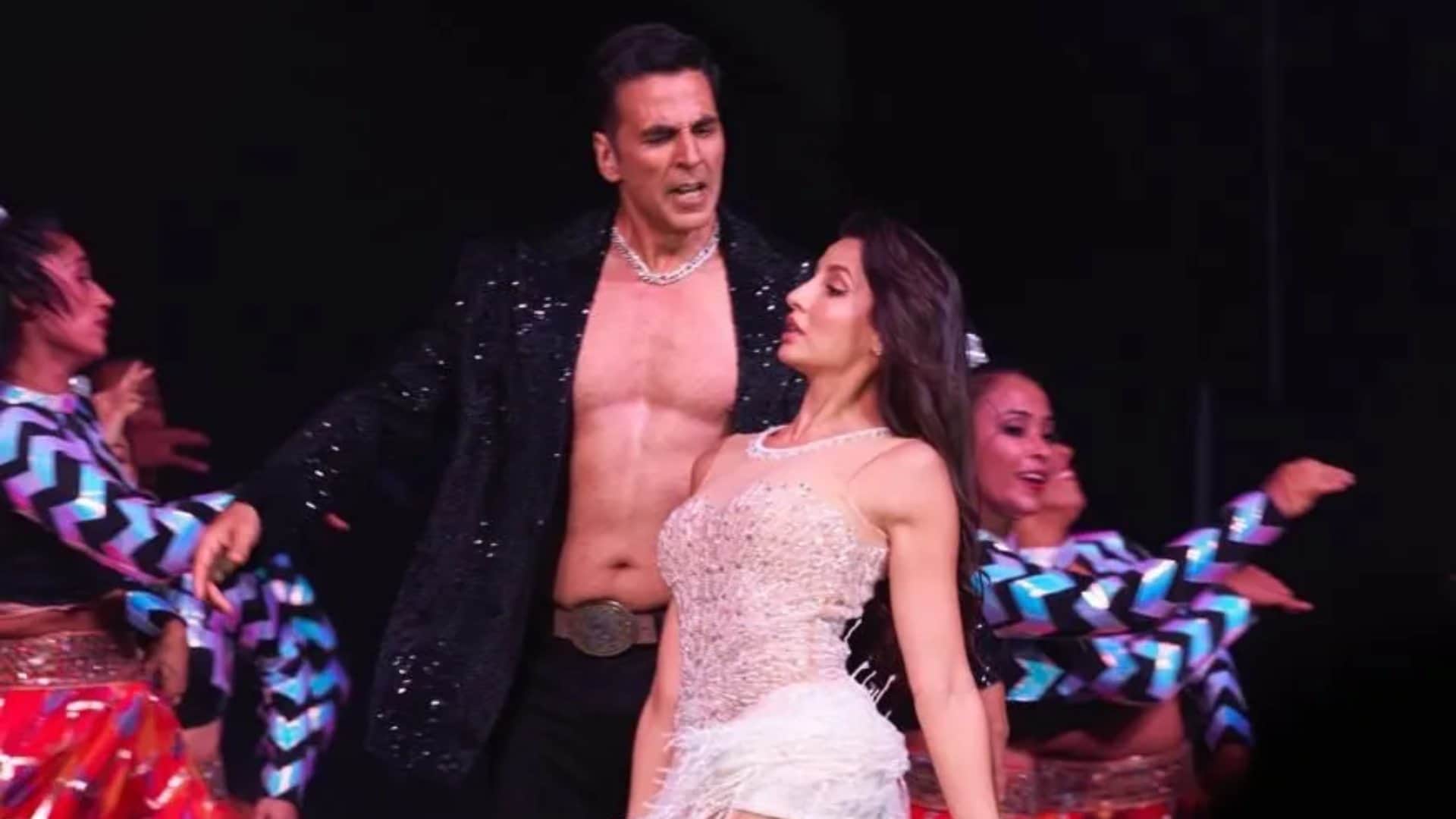 Akshay Kumar Video Viral From The Entertainers Tour 2023 Actor trolled for taking off his shirt and dancing