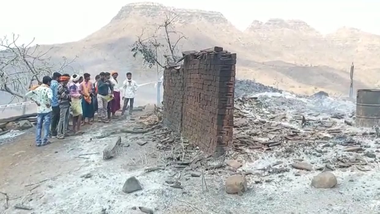 Three children burnt alive due to fire in kutcha house, parents were digging well nearby