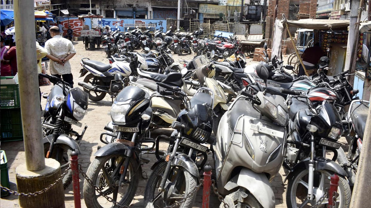 To save only ten rupees parking lane being made on Khowa Mandi street