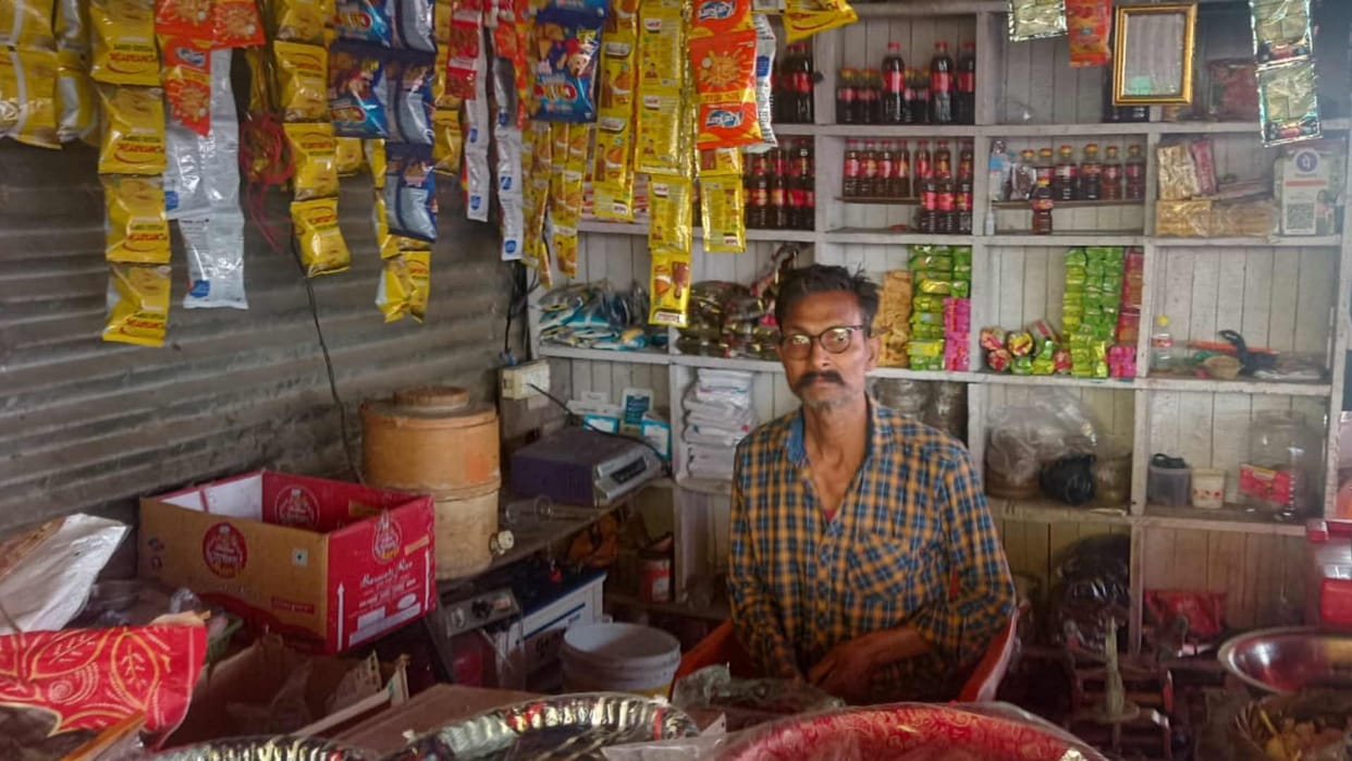 Old miscreants selling toffee-biscuits driving autos in Gorakhpur