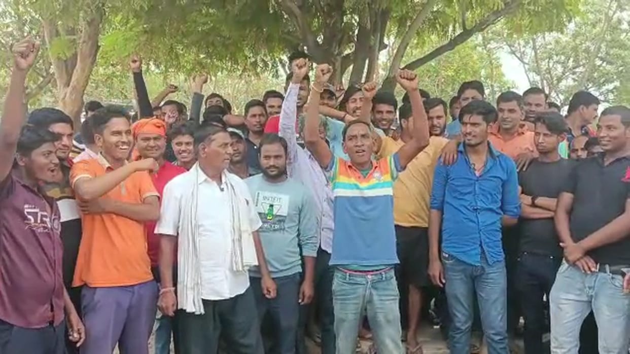 Indian Oil tanker drivers on strike against petrol pump operators in korba