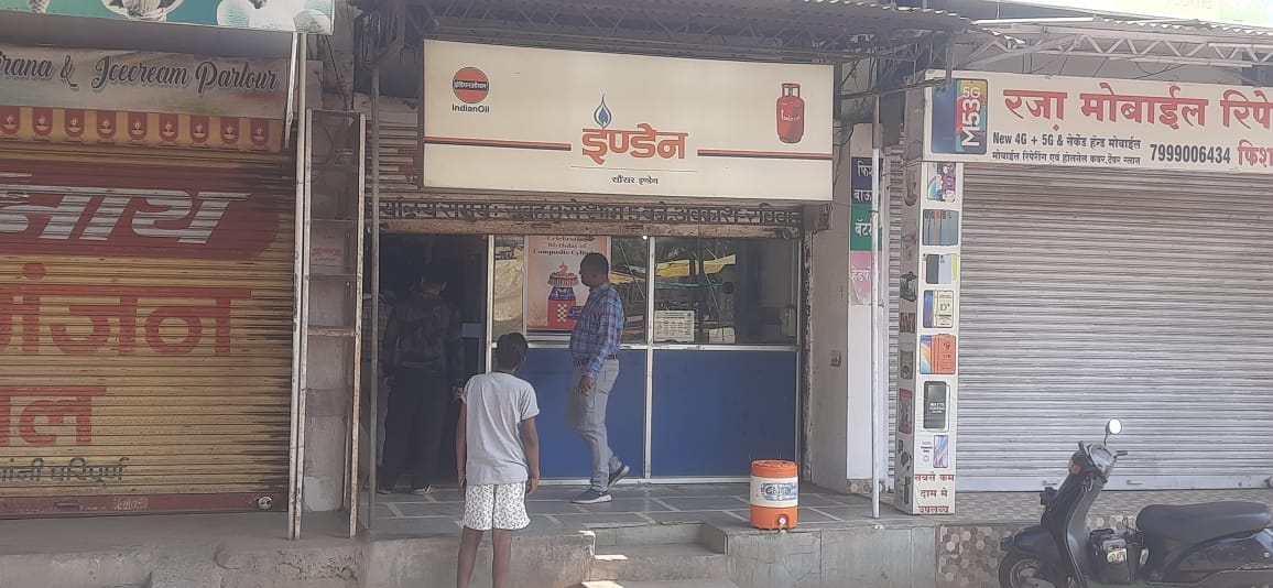 The debt incurred for the treatment of the wife, the cashier created a false story of loot