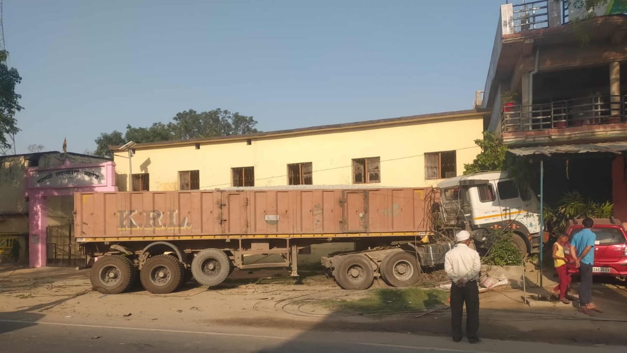 major accident averted after road accident in deoria