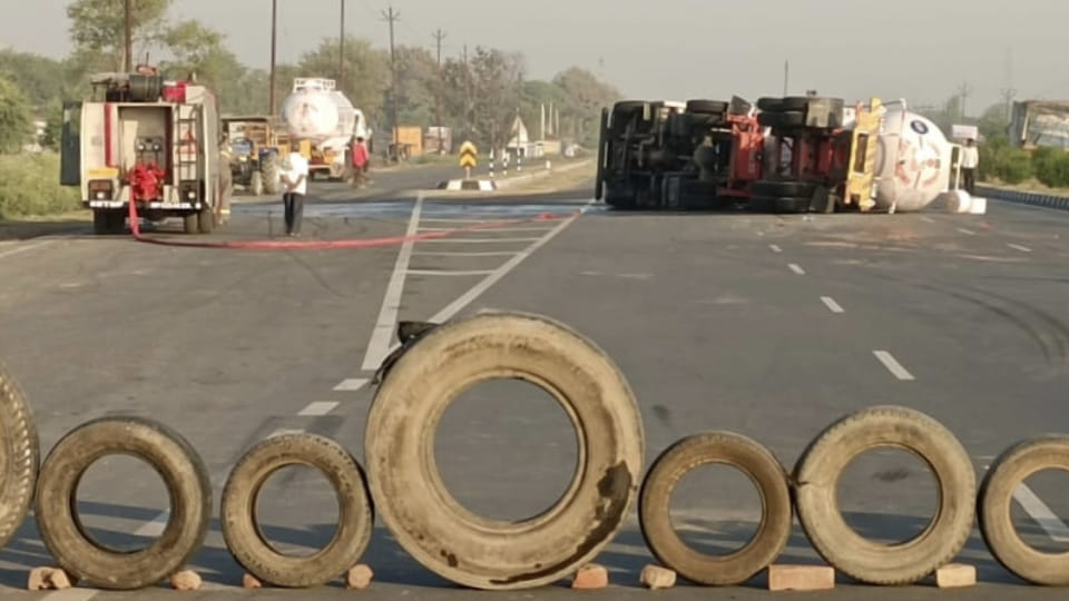 capsule filled with ammonia gas went uncontrolled and overturned on highway to save truck in Firozabad