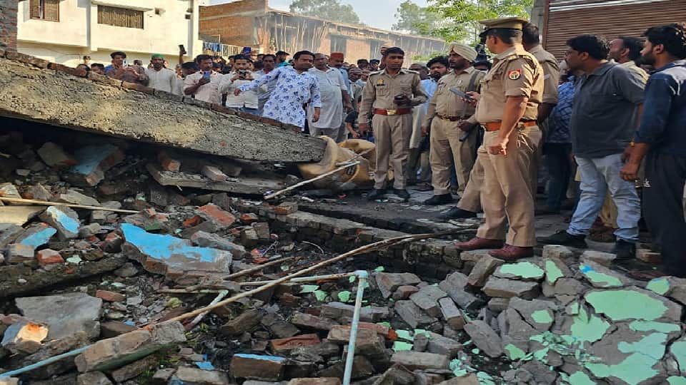 Roof collapses due to cylinder explosion in Rampur s Ganj nine people injured