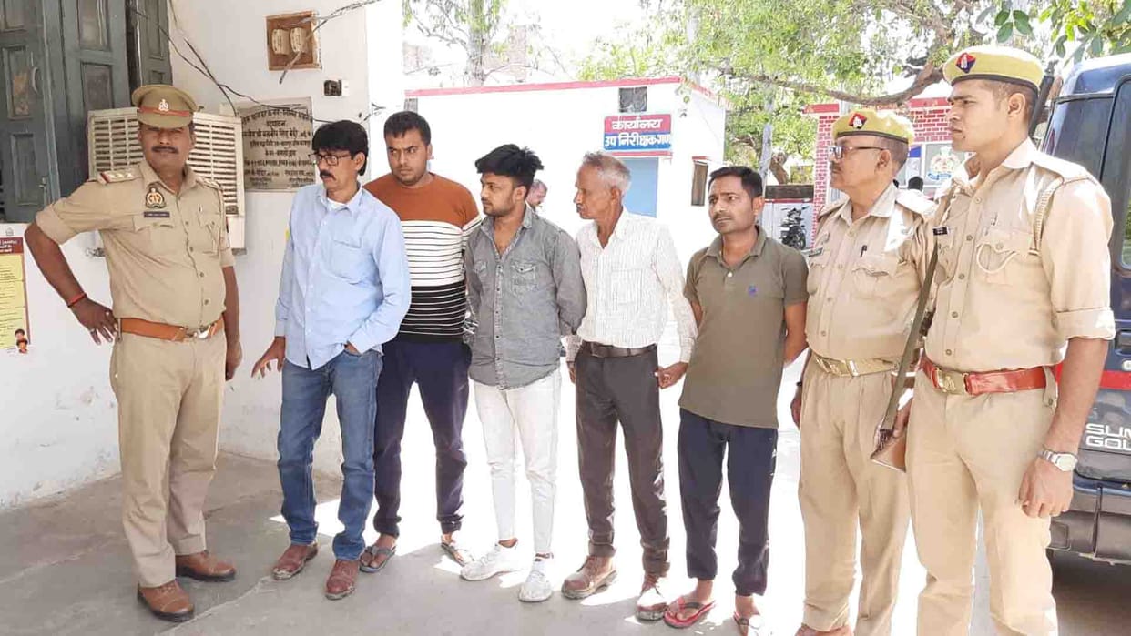 Jalaun: Police caught five forest department employees recovering from trucks