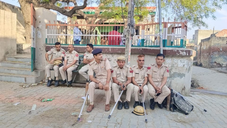 Attack on People of particular community with sticks Sonipat and armed youths entered religious place