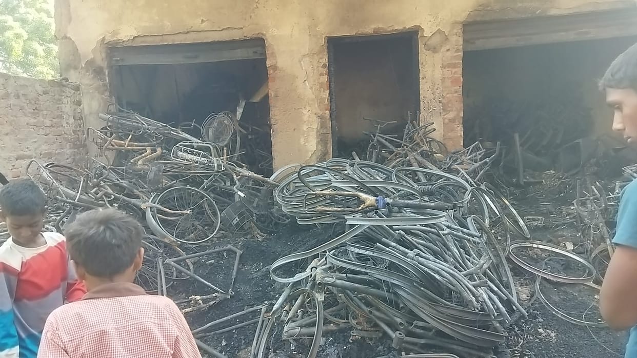 400 cycles burnt to ashes due to fire in  shop in mau