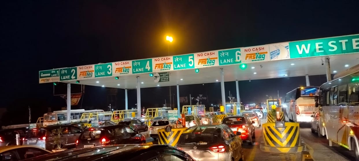 45 thousand vehicles left from toll plaza, tourists stuck in jam