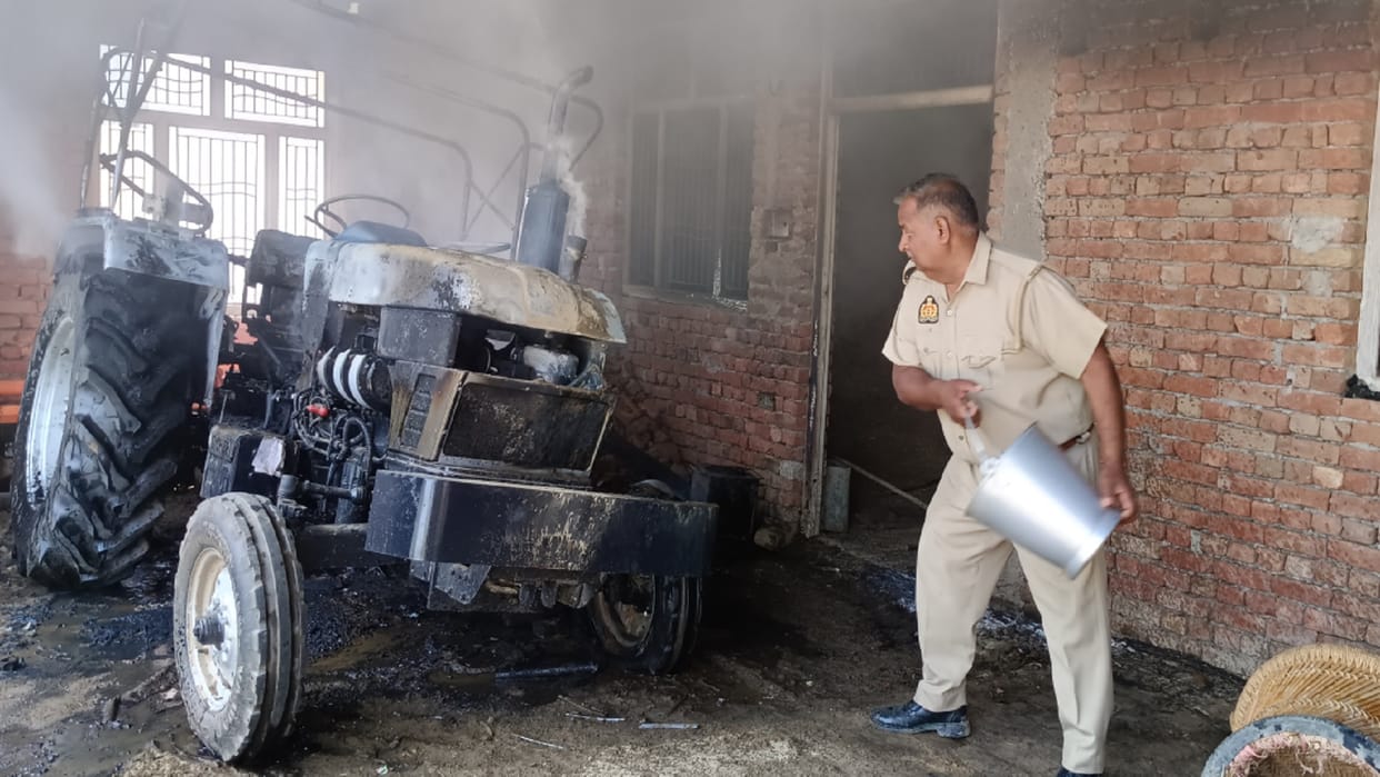 Meerut Crime: houses and tractors of a community were set on fire after the murder of Vishu in Palda village