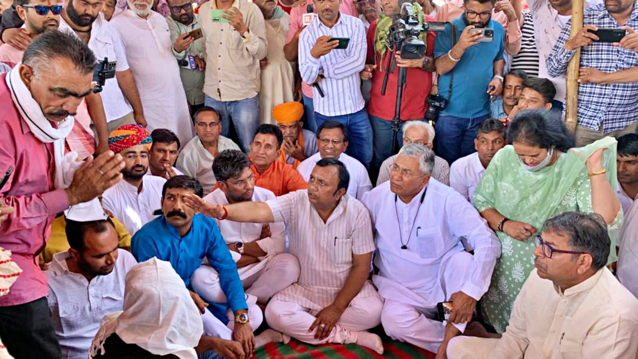 Satish Poonia reached Pachpadra and met the family members of the victim in the rape-murder case