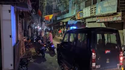 सैलानी बाजार में खड़ी पुलिस की गाड़ी