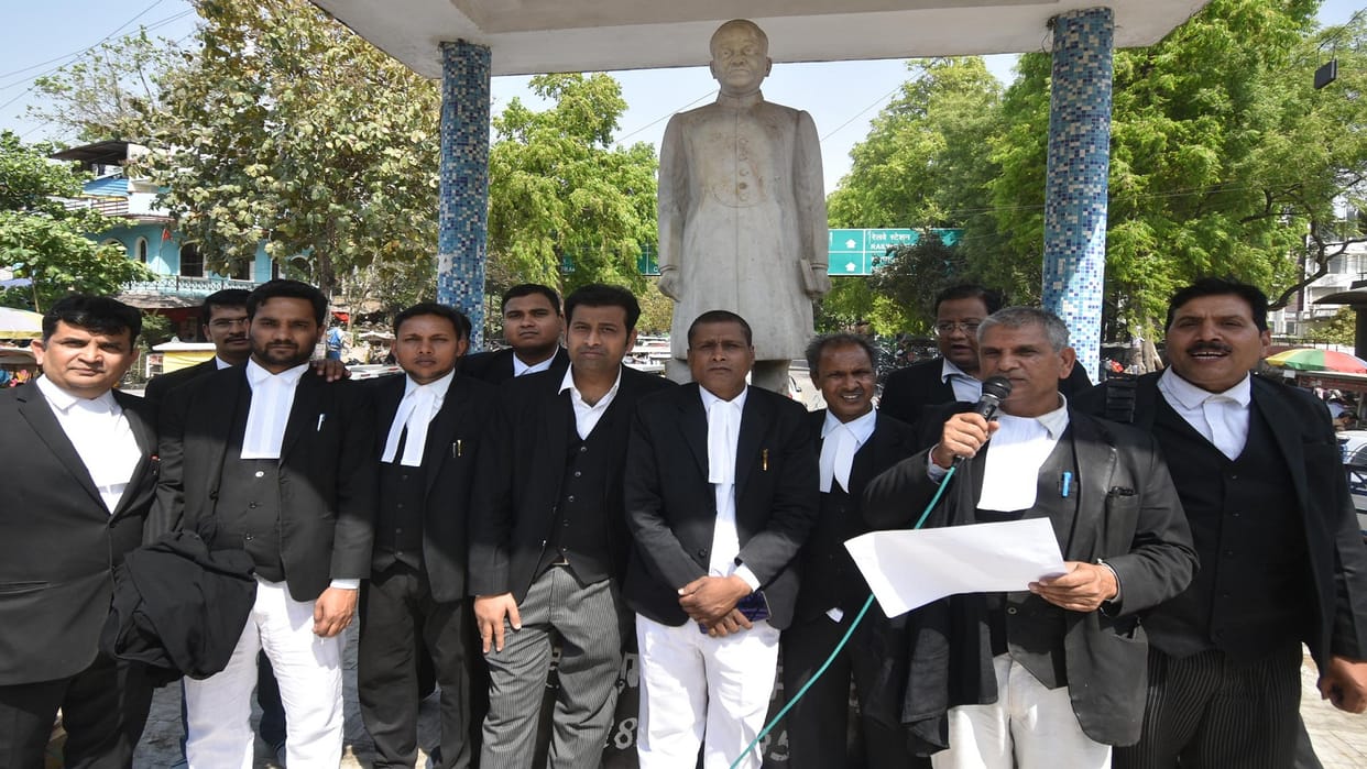 Advocates of the High Court came out in support of the Kanpur Bar Association, went on a fast