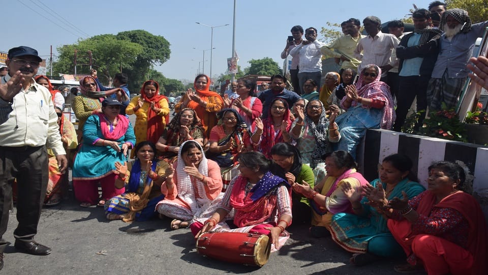 Report filed against 68 people who protested against the problem of water logging in Bareilly