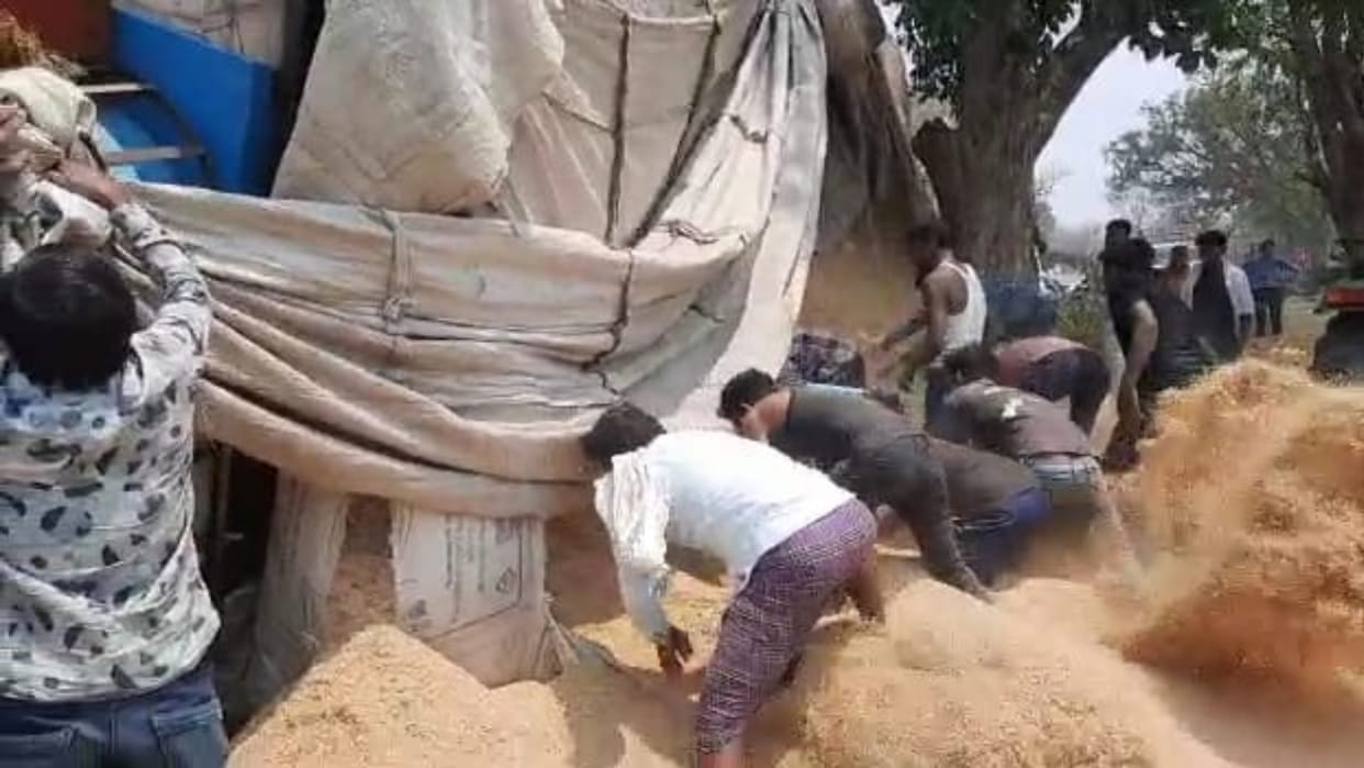 truck full of straw fell on woman selling vegetables on the highway in Kanker