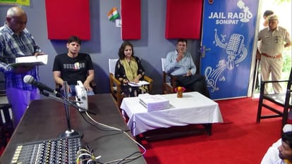सोनीपत जिला कारागार में बनाए रेडियो स्टेशन में उपस्थित जेल अधीक्षक राजेंद्र सिंह व डॉ. वर्तिका नंदा।