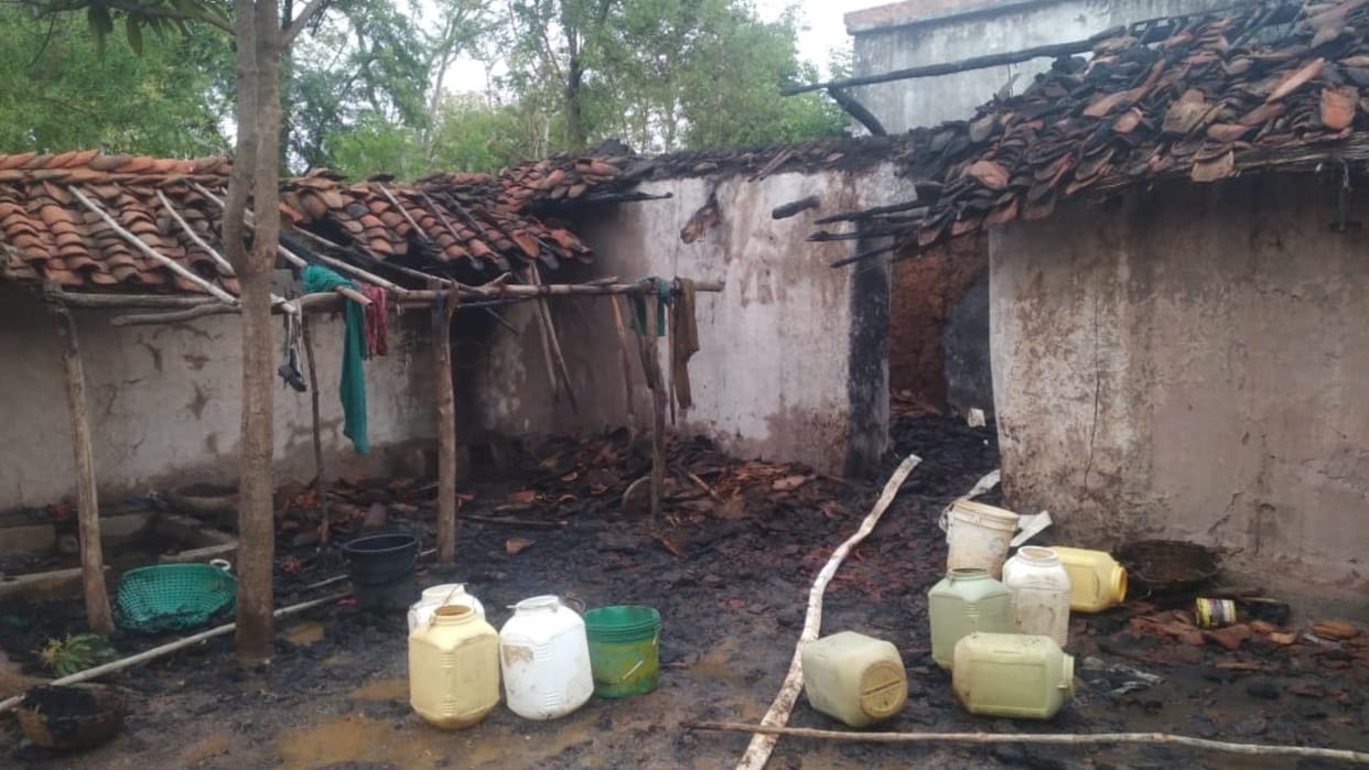 Cylinder explodes in Sirwari village of satna grains, furniture and household items burnt to ashes