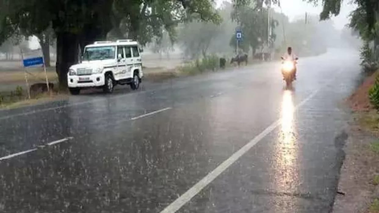 Rain accompanied by strong winds, people got relief from heat, damage to crops due to drizzling