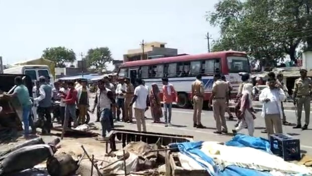 A roadways bus trampled three on Lucknow Delhi rajmarg in Sitapur.