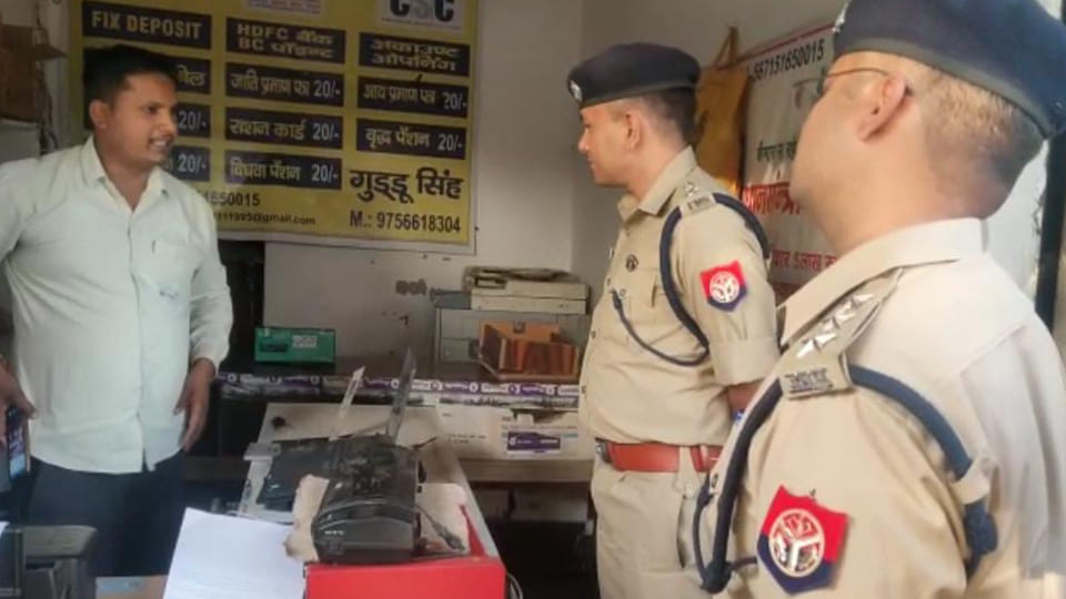 bike riding miscreants looted jan seva kendra in broad daylight In Agra