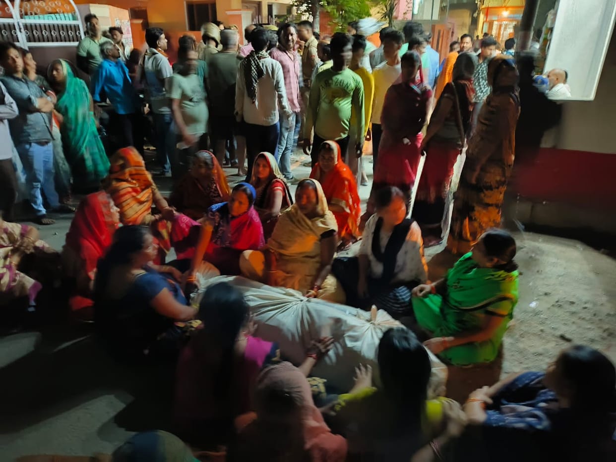 Youth died in private hospital in varanasi family members jammed road at night