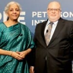 पीआईआईई के कार्यक्रम में शामिल होने पहुंचीं वित्त मंत्री और संस्थान के प्रतिनिधि।