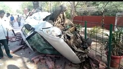 speeding car overturned breaking 10 pillars of the divider near the Taj Mahal