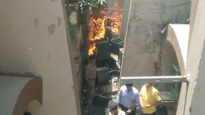 Chandauli News: डीआरएम ऑफिस के गलियारे में लगी आग, मची अफरा तफरी, रेलकर्मियों व आरपीएफ की तत्परता से पाया काबू Fire broke out in the corridor of the DRM office, there was chaos, it was controlled by the readiness of rail