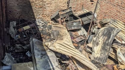 Rudrapur: सिलेंडर फटने से घर में लगी भीषण आग, बुझाने के दौरान छह लोग झुलसे, अस्पताल में भर्ती Rudrapur News: Fierce fire broke out in House due to cylinder explosion Many people Scorched