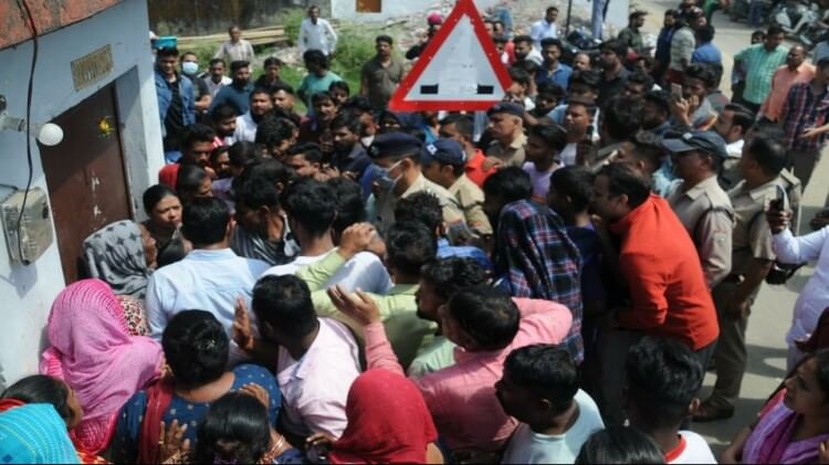 Dehradun Youth Murder in drug de-addiction center after giving torture dead body throw in front of House